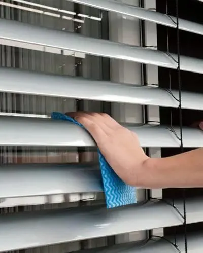 Limpeza manual de cortinas e persianas